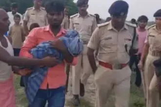 बगहा में मासूम की संदिग्ध मौत मामले की जांच करती पुलिस टीम