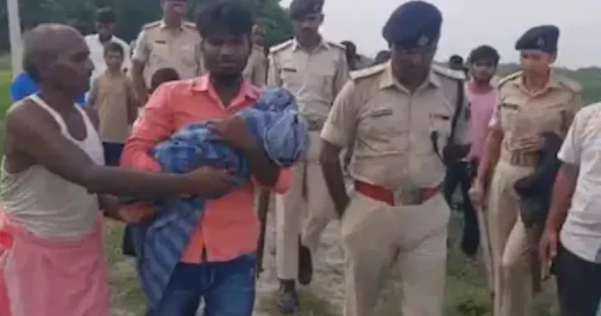 बगहा में मासूम की संदिग्ध मौत मामले की जांच करती पुलिस टीम