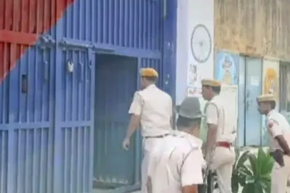 कोटपूतली जेल हंगामा मामले में मौके पर पहुंची पुलिस जांच करते हुए