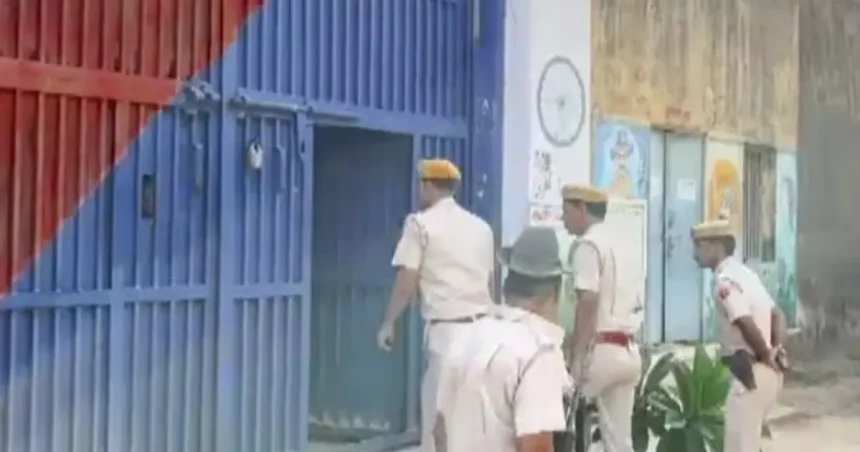 कोटपूतली जेल हंगामा मामले में मौके पर पहुंची पुलिस जांच करते हुए