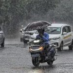 मानसून भारी बारिश अलर्ट के बीच काले बादल और बारिश