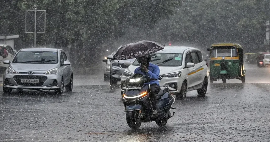 मानसून भारी बारिश अलर्ट के बीच काले बादल और बारिश