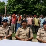 Muzaffarpur Police के विशेष अभियान में गिरफ्तार अभियुक्तों के साथ पुलिस अधिकारी