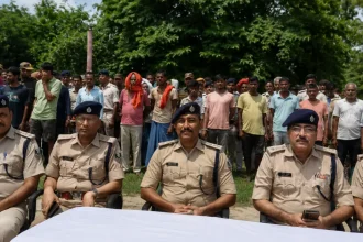 Muzaffarpur Police के विशेष अभियान में गिरफ्तार अभियुक्तों के साथ पुलिस अधिकारी