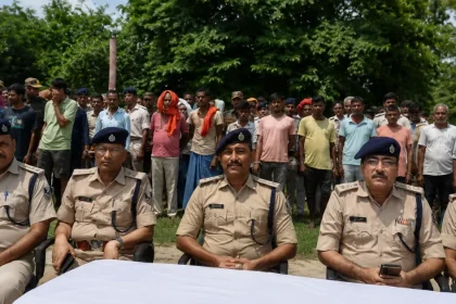 Muzaffarpur Police के विशेष अभियान में गिरफ्तार अभियुक्तों के साथ पुलिस अधिकारी