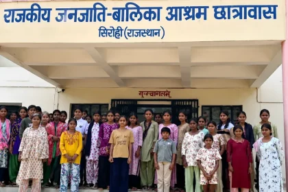 सिरोही गर्ल्स हॉस्टल में भोजन और बदइंतजामी की शिकायत करती छात्राएं