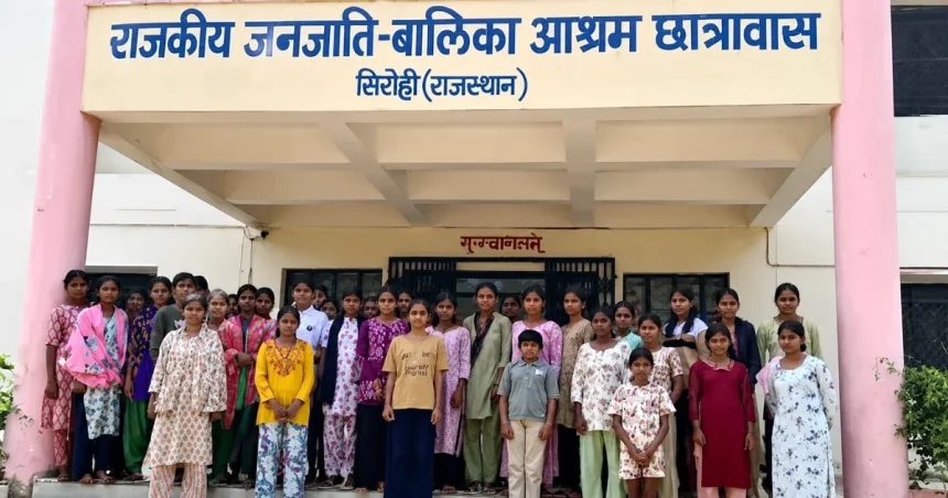 सिरोही गर्ल्स हॉस्टल में भोजन और बदइंतजामी की शिकायत करती छात्राएं