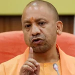 योगी आदित्यनाथ नियुक्ति पत्र बांटते हुए युवाओं को