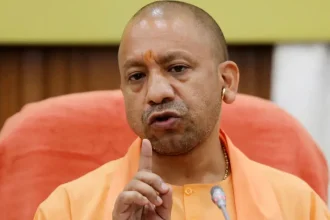 योगी आदित्यनाथ नियुक्ति पत्र बांटते हुए युवाओं को