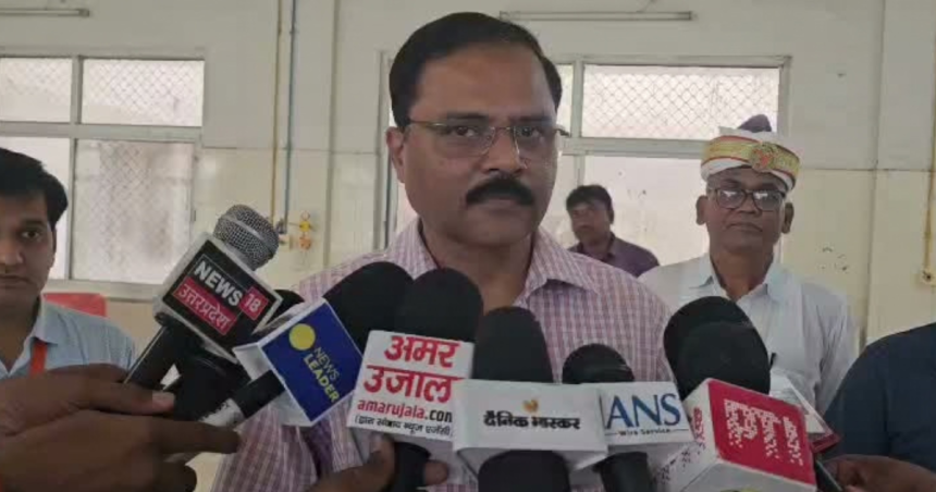 अम्बेडकर नगर में फूड प्वाइजनिंग के बाद मेडिकल कॉलेज में भर्ती महिला वर्कर