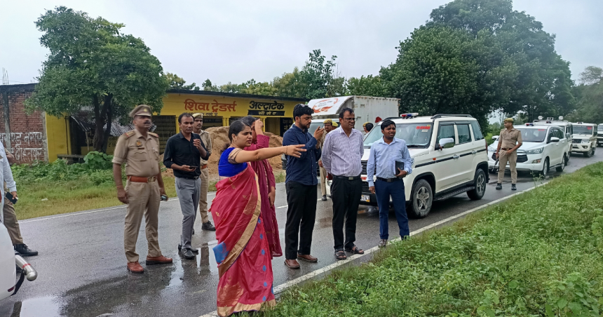 अंबेडकरनगर में बारिश से प्रभावित फसलों का निरीक्षण करते डीएम-एसपी