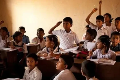 बालवाटिका साक्षरता दिवस एक्टिविटी में कहानी सुनते और चित्र बनाते बच्चे