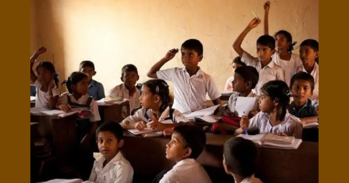 बालवाटिका साक्षरता दिवस एक्टिविटी में कहानी सुनते और चित्र बनाते बच्चे