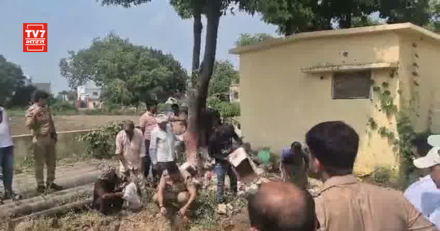 बुलंदशहर में कोर्ट के आदेश पर अवैध शराब और शस्त्र नष्ट करते पुलिस अधिकारी