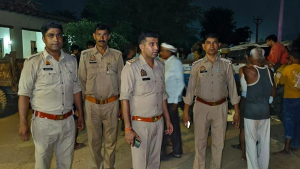 बुलंदशहर सड़क हादसे के बाद घटनास्थल पर पहुंची पुलिस टीम