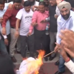 देहरादून में कांग्रेस का प्रदर्शन, पुतला दहन करते कांग्रेस कार्यकर्ता