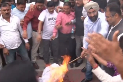 देहरादून में कांग्रेस का प्रदर्शन, पुतला दहन करते कांग्रेस कार्यकर्ता