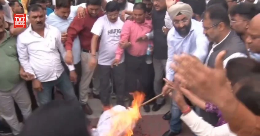 देहरादून में कांग्रेस का प्रदर्शन, पुतला दहन करते कांग्रेस कार्यकर्ता