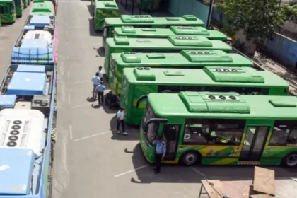 DTC बस हड़ताल के बीच ऑटो और ई-रिक्शा का सहारा लेते दिल्ली के यात्री