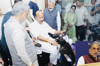 फरीदाबाद ई-स्कूटी वितरण कार्यक्रम में दिव्यांगजन को स्कूटी सौंपते मंत्री