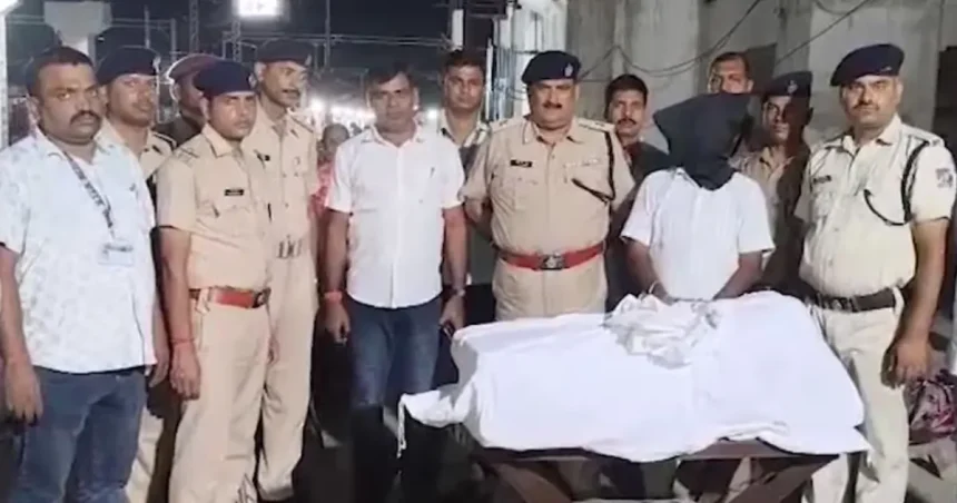 गया जंक्शन गांजा बरामदगी के दौरान ट्रेन कोच में रेल पुलिस की तलाशी