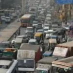 गाजियाबाद NH-9 बस लेन में अलग मार्ग से गुजरती बसें।