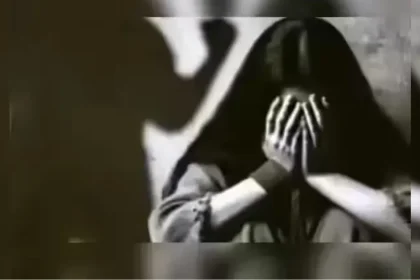 गाजियाबाद नर्स रेप केस में न्याय का इंतजार करती महिला