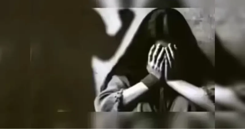 गाजियाबाद नर्स रेप केस में न्याय का इंतजार करती महिला