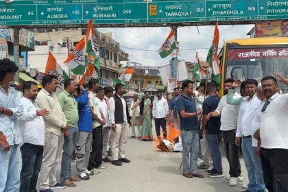 चम्पावत कांग्रेस प्रदर्शन तिलक राज बेहड़ पुतला दहन