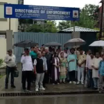 पूर्व मुख्यमंत्री हरीश रावत ईडी दफ्तर से बाहर आते हुए