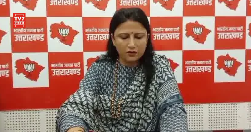 बीजेपी प्रदेश प्रवक्ता हनी पाठक सड़क निर्माण पर बयान देते हुए