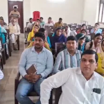 नारसन विकासखंड कार्यालय में जन-जन की सरकार कार्यक्रम के दौरान ग्रामीणों की समस्याएं सुनते अधिकारी