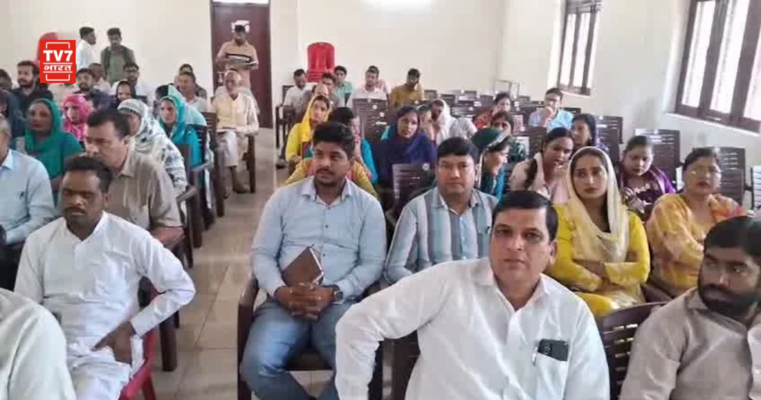 नारसन विकासखंड कार्यालय में जन-जन की सरकार कार्यक्रम के दौरान ग्रामीणों की समस्याएं सुनते अधिकारी