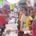 सिंगदा गांव में जन-जन की सरकार शिविर में विभागीय स्टॉलों का निरीक्षण करते जिलाधिकारी मनीष कुमार