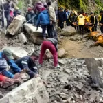 केदारनाथ मार्ग बोल्डर हादसे के बाद रोकी गई यात्रा