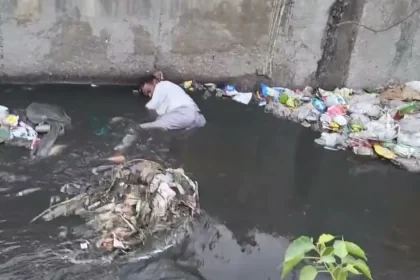 खुर्जा नाला प्रशासन लापरवाही टूटी सड़क