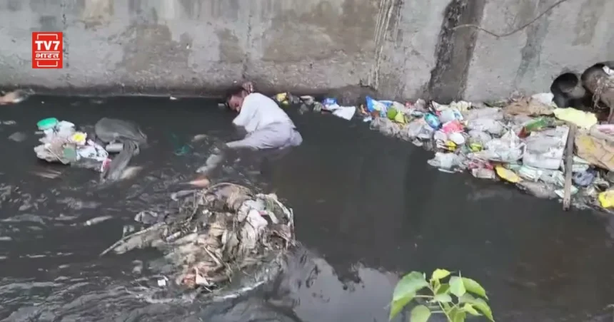 खुर्जा नाला प्रशासन लापरवाही टूटी सड़क