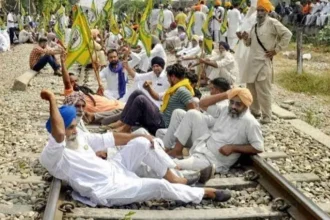 किसान रेल रोको आंदोलन में रेलवे ट्रैक पर बैठे किसान।