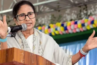 ममता बनर्जी टीएमसी सिंबल विवाद पर प्रेस कॉन्फ्रेंस करते हुए