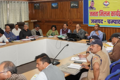 मुख्यमंत्री हेल्पलाइन की समीक्षा बैठक में अधिकारियों को निर्देश देते चंपावत के जिलाधिकारी मनीष कुमार
