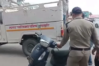मसूरी में अवैध रेंटल बाइक और वाहनों की चेकिंग करती परिवहन विभाग की टीम