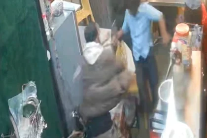 मसूरी रेस्टोरेंट में मारपीट, CCTV में कैद घटना