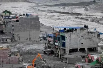 नेपाल बाढ़ त्रासदी में बचाव कार्य करती राहत टीम, मृतकों की संख्या 1000 पार