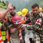 नेपाल हाइड्रो प्रोजेक्ट सुरंग हादसा में फंसे लोगों की तलाश करते बचावकर्मी