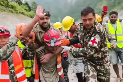 नेपाल हाइड्रो प्रोजेक्ट सुरंग हादसा में फंसे लोगों की तलाश करते बचावकर्मी