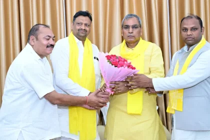 ओम प्रकाश राजभर जन्मदिन पर लखनऊ आवास पर कार्यकर्ताओं ने दी बधाई।