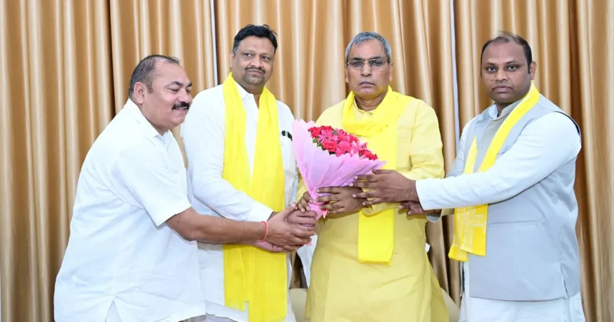 ओम प्रकाश राजभर जन्मदिन पर लखनऊ आवास पर कार्यकर्ताओं ने दी बधाई।