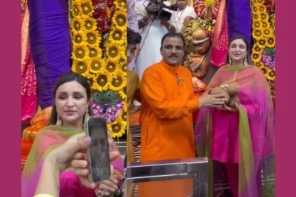 Parineeti Chopra Lalbagcha Raja — बप्पा के दर्शन करतीं एक्ट्रेस