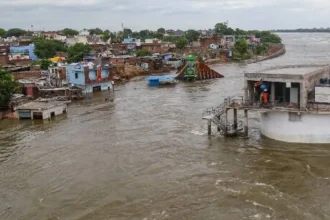 पाटन गांव रैफी नदी बाढ़ से घरों में घुसा पानी