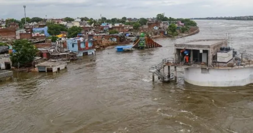 पाटन गांव रैफी नदी बाढ़ से घरों में घुसा पानी
